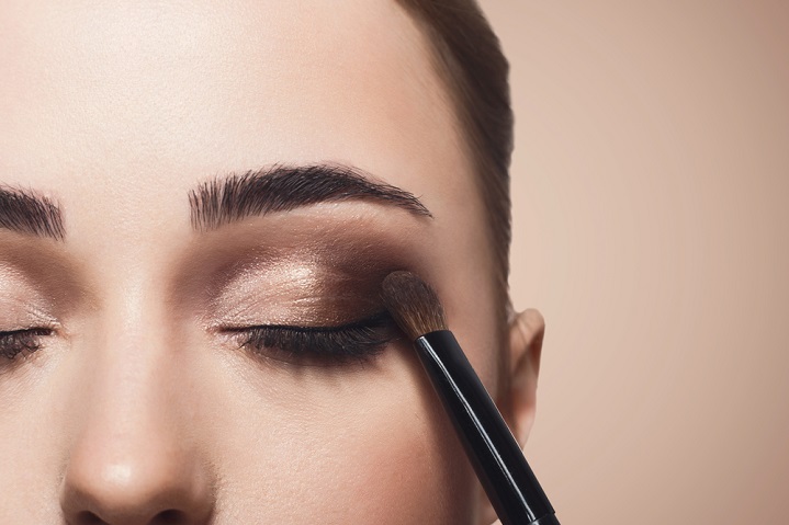 Summer make-up tips for contact lens wearers