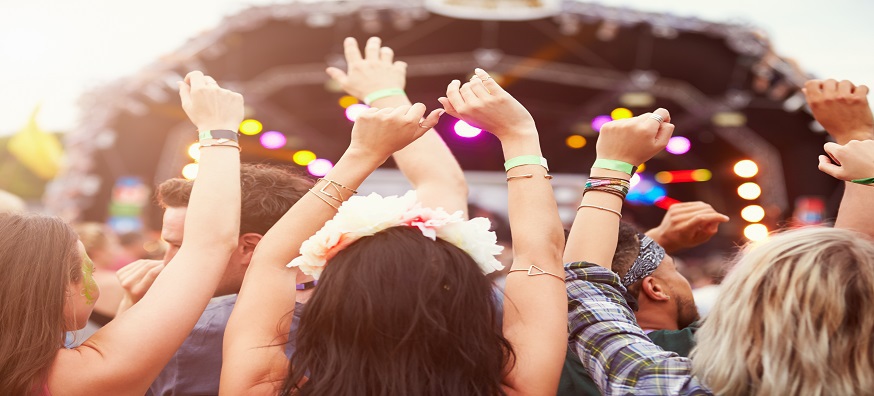 10 tips for wearing contact lenses at a festival