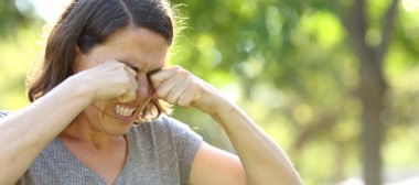 What causes itchy eyelashes?
