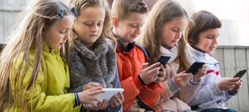 children on smartphones