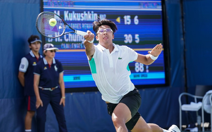 Do tennis players ever wear sunglasses?