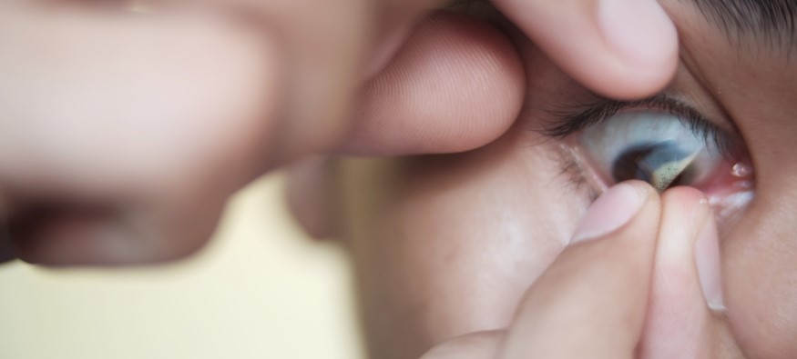 How to put in contact lenses for the first time | FGC Blog