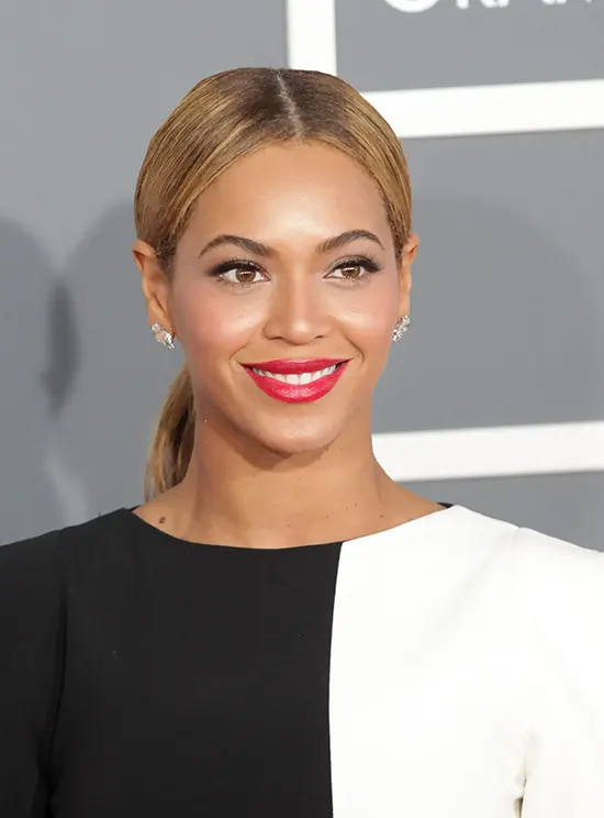 Beyonce wearing hazel contacts