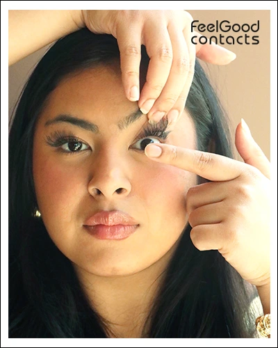 Put contact lens into the eye