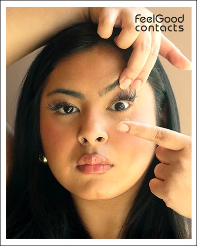 Lift the eyelid to apply your lenses easily